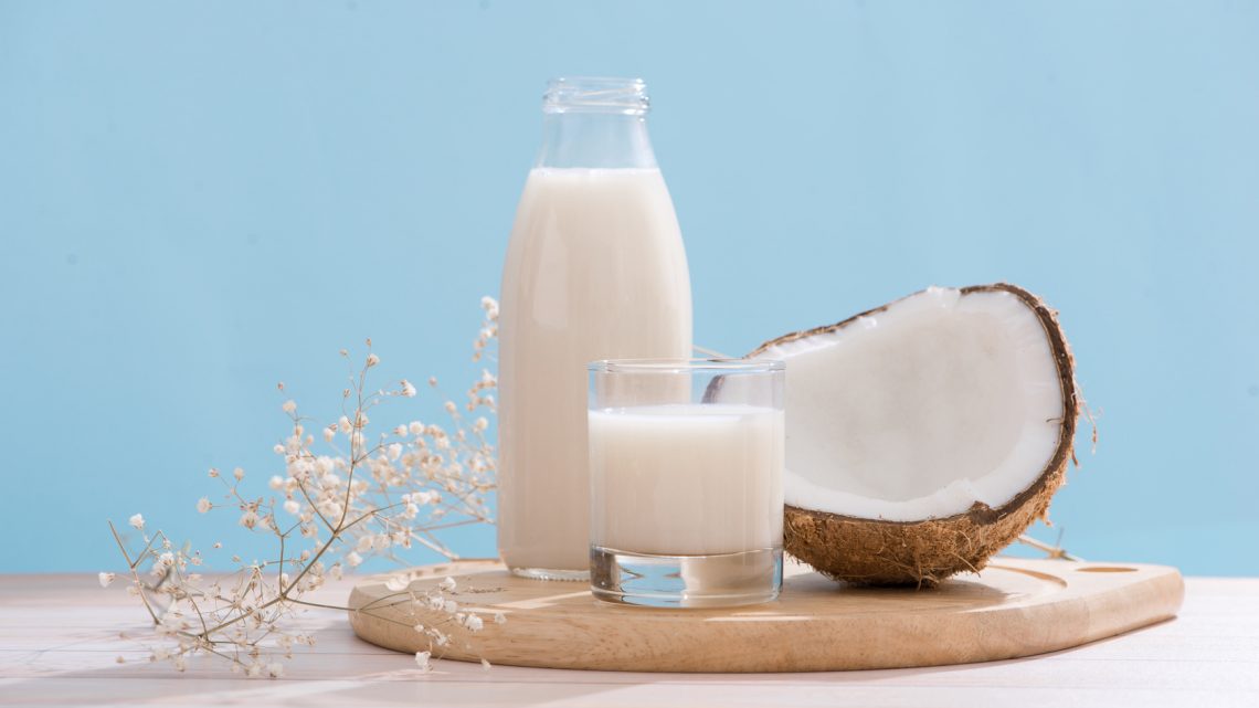 Jak samodzielnie przygotować mleko kokosowe?