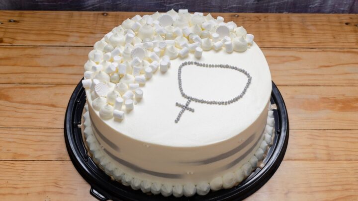 Topper na Pierwszą Komunię Świętą – dlaczego warto ozdobić nim komunijny tort?